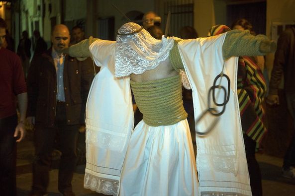 Una cruz, un portador descalzo y la luz de unos cirios. Hvar y Extremadura comparten tradiciones.